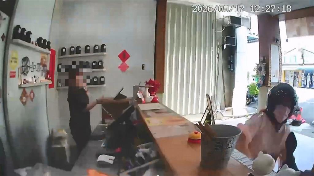 驚險！機車突撞進飲料店　櫃台被撞破幸未傷及店員