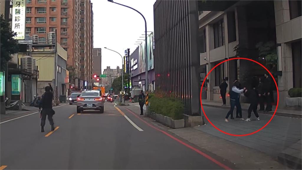 桃園爆隨機攻擊！陌生女疑情變　遷怒鎖喉、拖行國小生