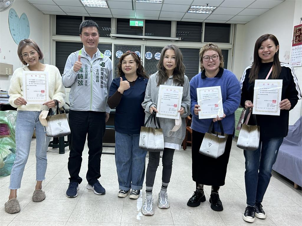 快新聞/冬日送暖!沈發惠、綠苗縣黨部合辦義剪活動 替長者修整頭髮