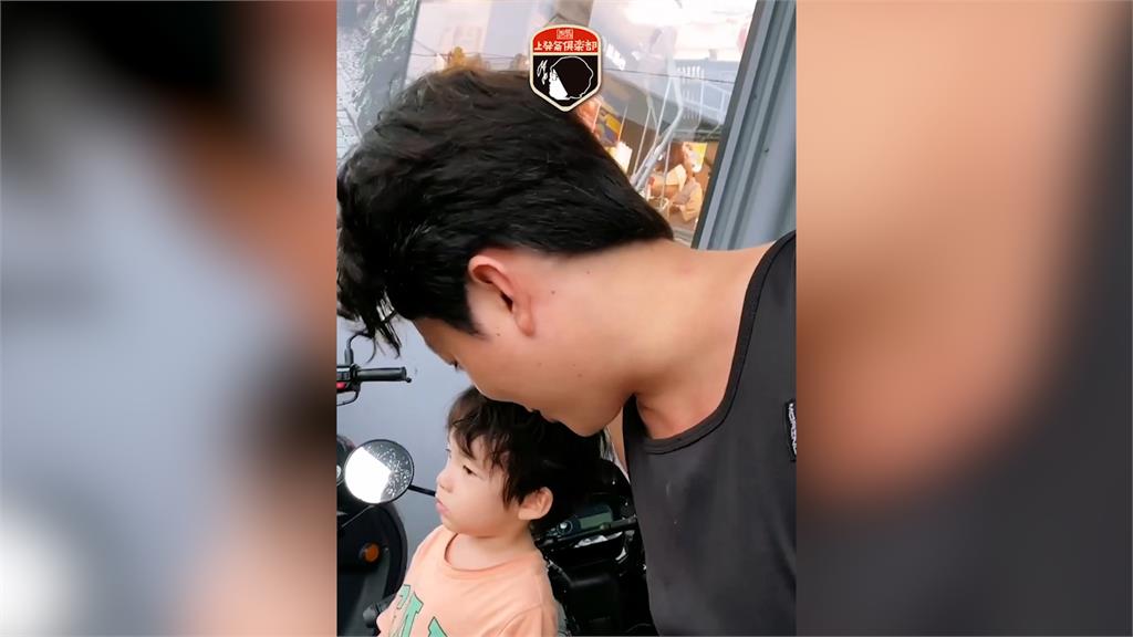 風雨擋不住!他接兒子放學遇豪雨 淋雨衝回家全身濕笑喊:要禿頭了
