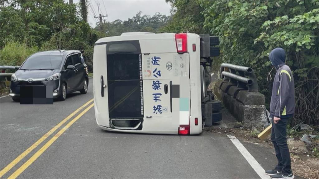猴子突衝出! 屏東滿州幸福巴士急閃撞山壁畫面曝