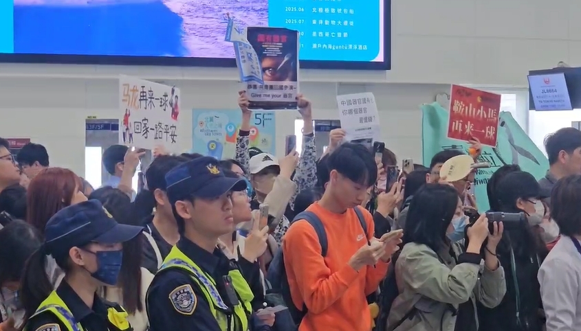 快新聞/「歡送」中生團離台 民眾舉牌抗議:Bye Bye!別再來