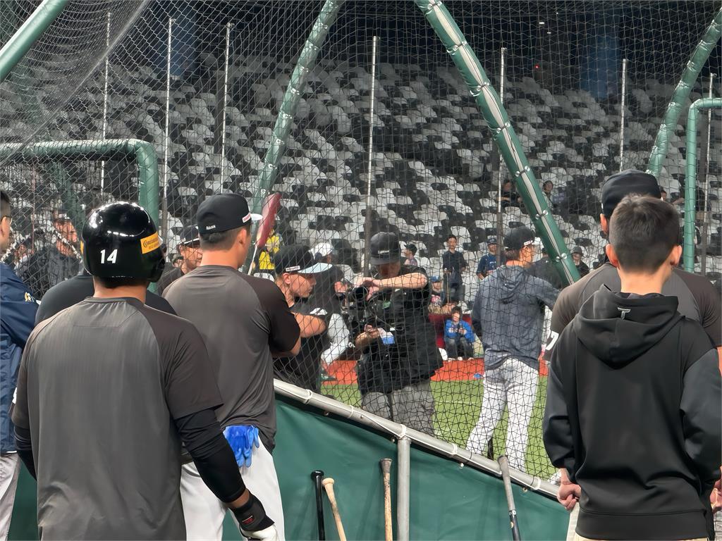 經典賽(圖多)／費仔投入訓練！打擊練習「陳偉殷親自餵球」　台灣隊主帥親曝互動細節