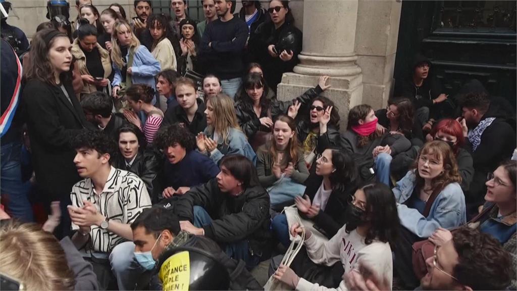 大學「挺巴浪潮」蔓延至法國　巴黎索邦大學50名學生示威