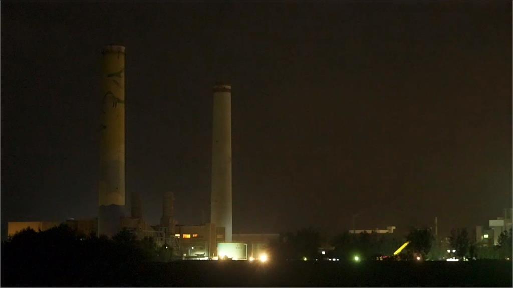 震撼！颱風來臨前夕　通霄電廠120公尺高煙囪「轟然放倒」