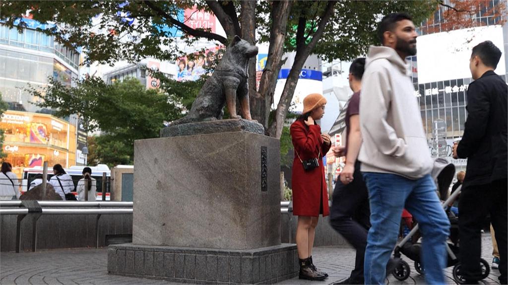 忠犬八公百歲冥誕　國內外大批遊客搶與銅像合照
