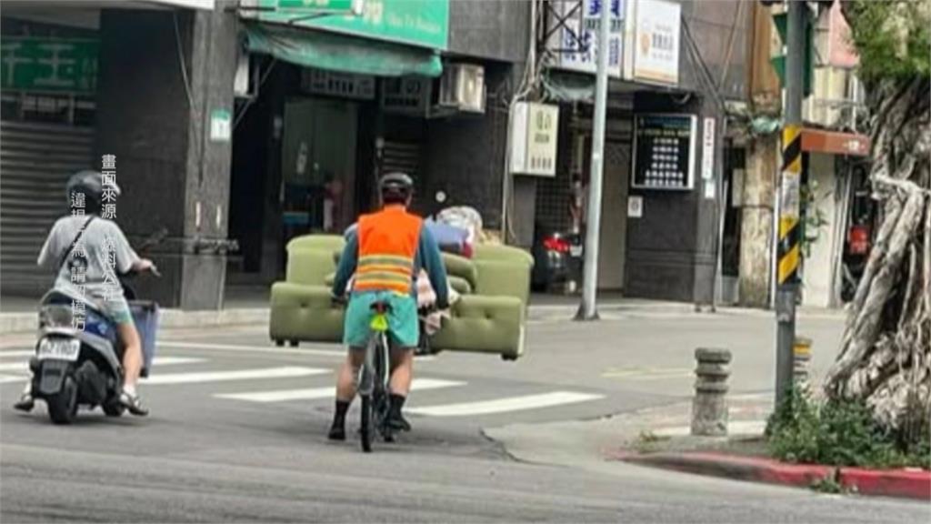 超狂！騎腳踏車載３人沙發+抱枕　網友傻眼：平衡感之神
