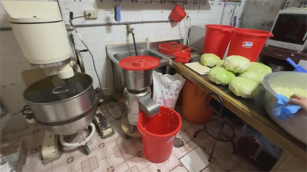 猛男店員爆紅!買台南水煎包 客人吃到「蟑螂腳」崩潰