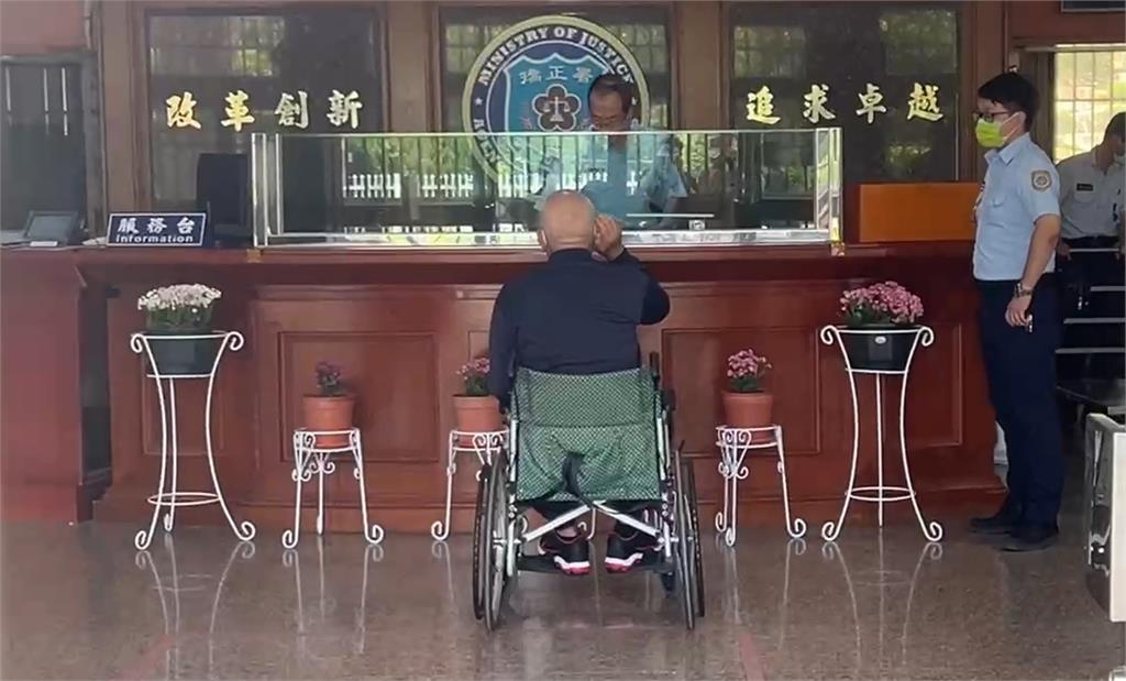 涉中職「黑象事件」、砂石案被判刑 前台南縣議長吳健保假釋出獄模樣虛弱