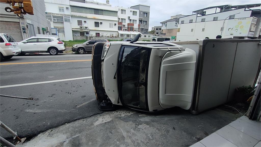 突見迴轉車閃避不及 台東小貨車翻覆!駕駛一度受困