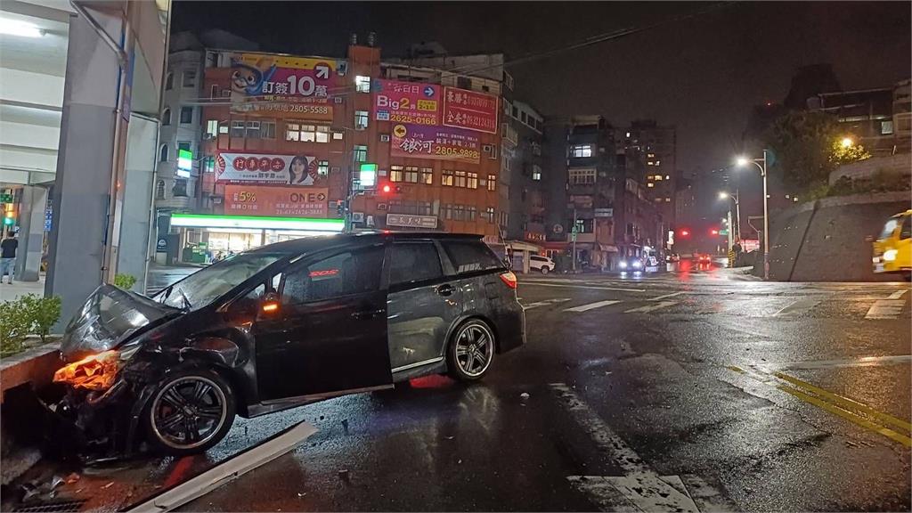 快新聞／衰！路口等紅燈遭撞飛　淡水1女騎士OHCA送醫急救