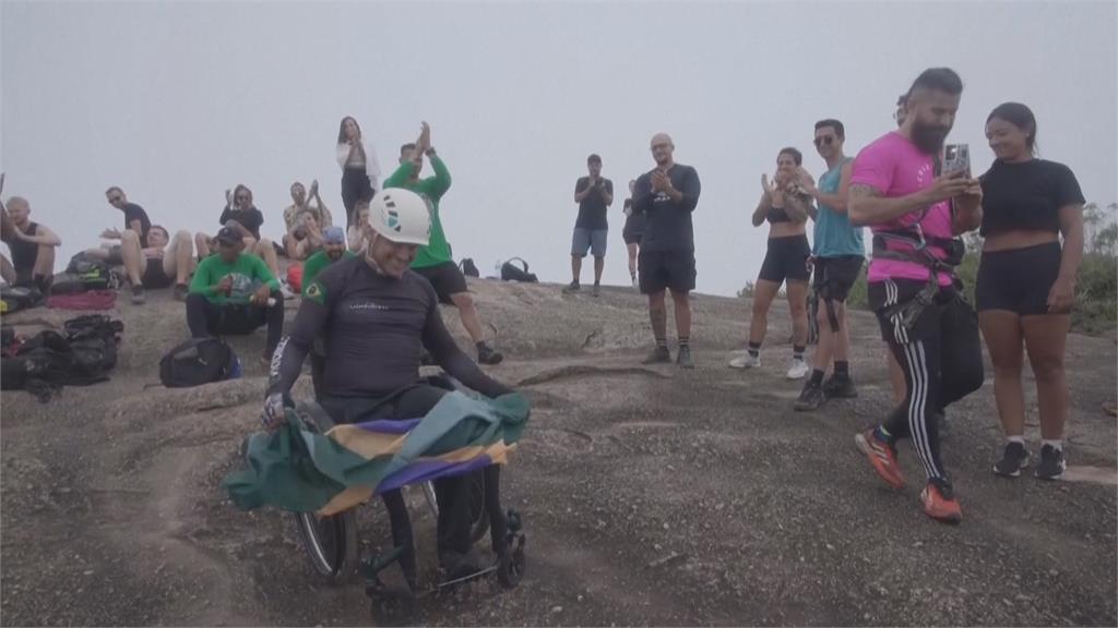 坐輪椅也能登山 巴西志工組隊爬8小時攻頂
