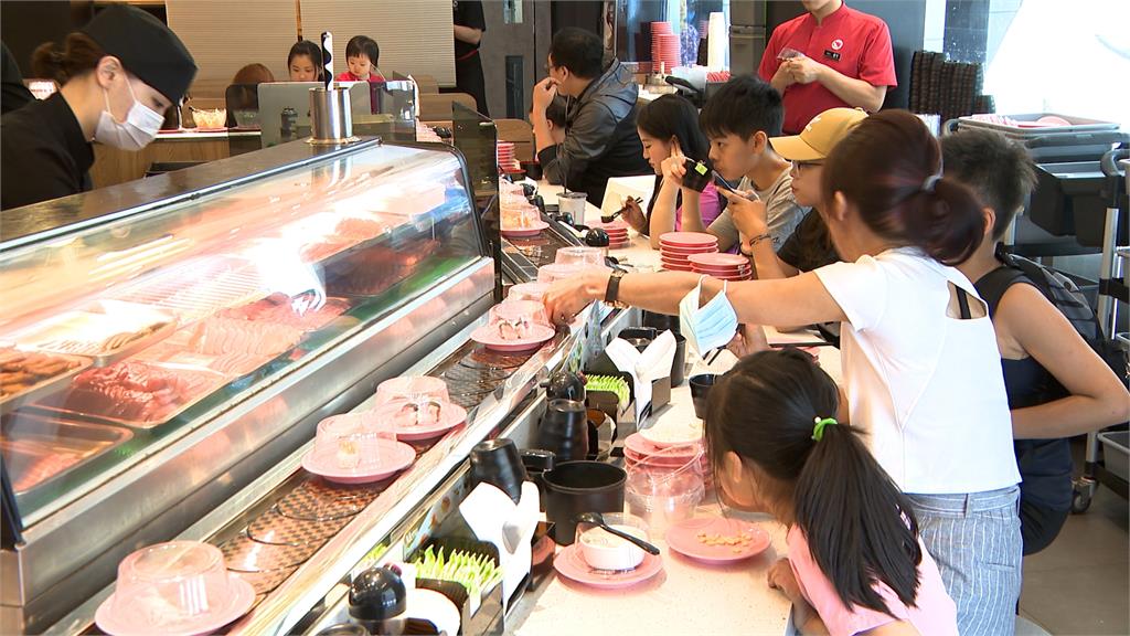 國際壽司日！連鎖店業者推「IP公仔+聯名商品」 眾人門市搶頭香