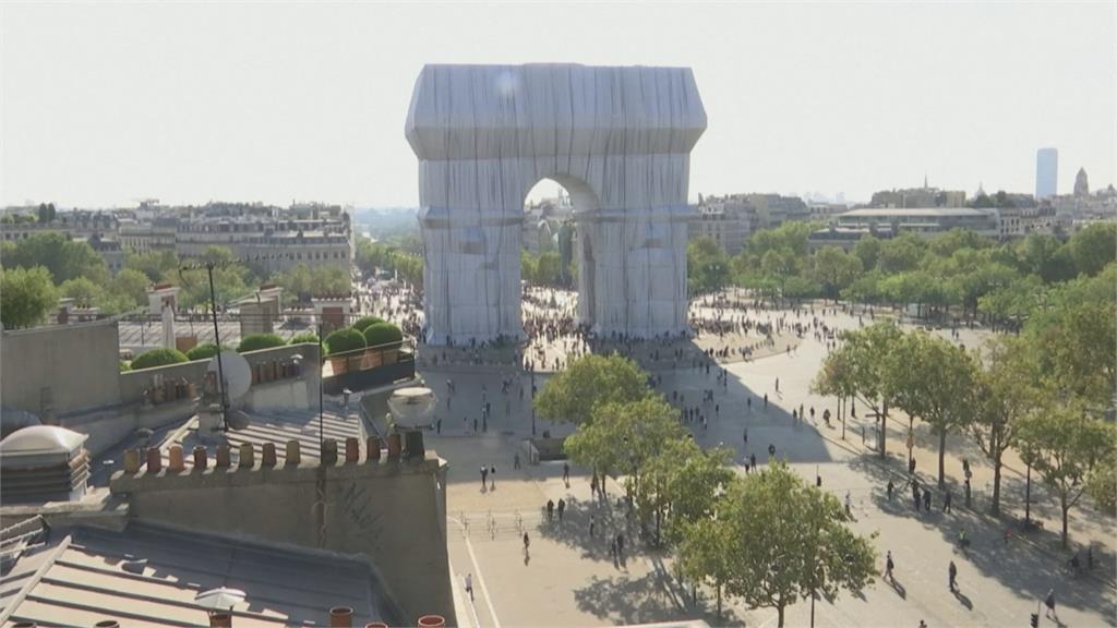 巴黎凱旋門裝置藝術　已故藝術家構想實現