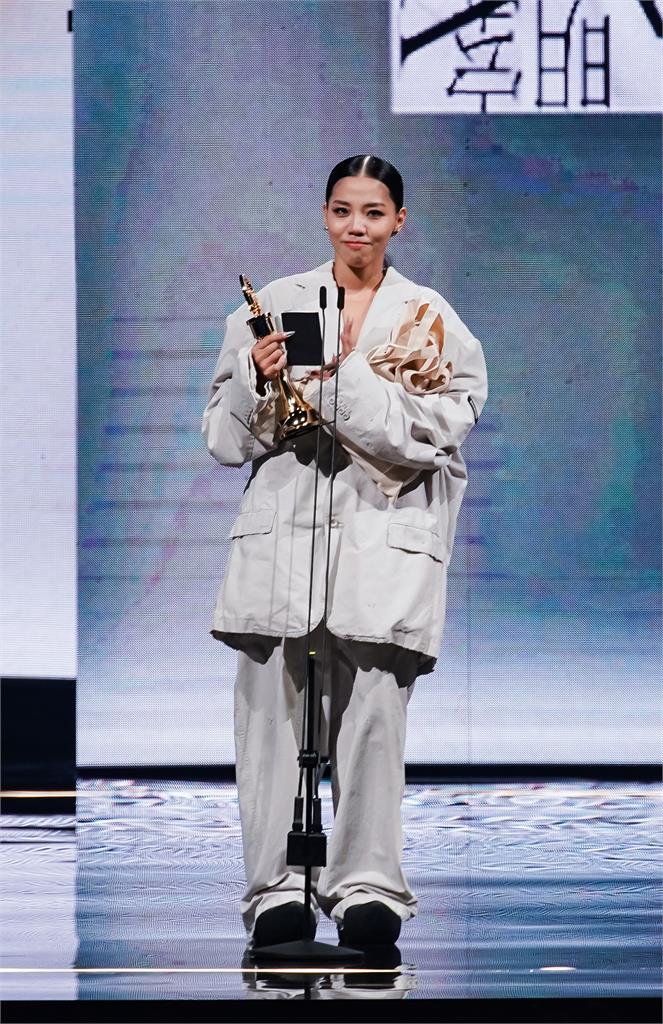 金曲34/《明室》連拿2獎!洪佩瑜奪「最佳新人獎」完成歌迷1承諾