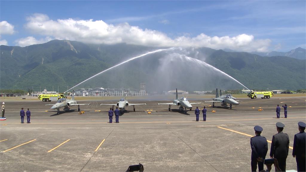 捍衛台海半世紀！「F5系列」5機編隊衝場告別飛行