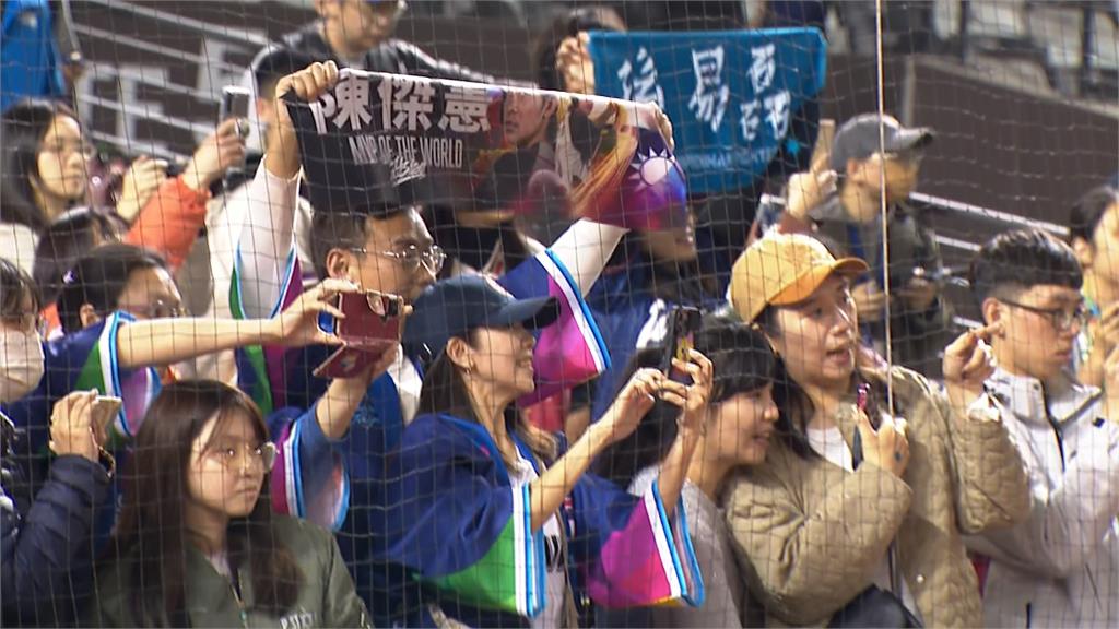 贏了!龍貓教練摘下口罩 笑喊「下次會更有方向」