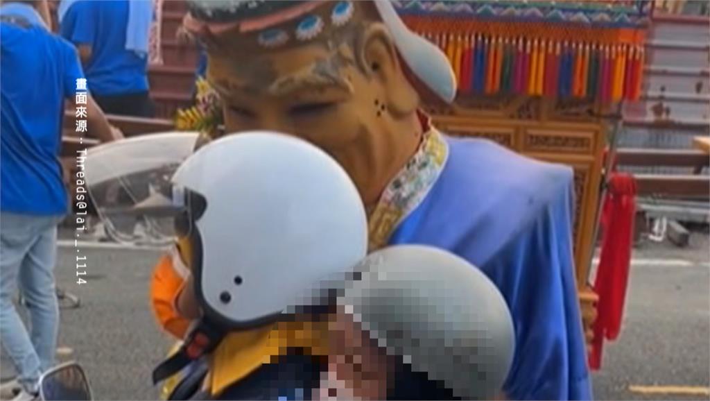 佛也發火! "假土地公"沿街乞討 大頭緊貼騎士 壓力山大