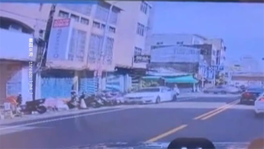 彰化驚險瞬間!駕駛撞整排機車 騎士搶黃燈撞雙載機車3人噴飛