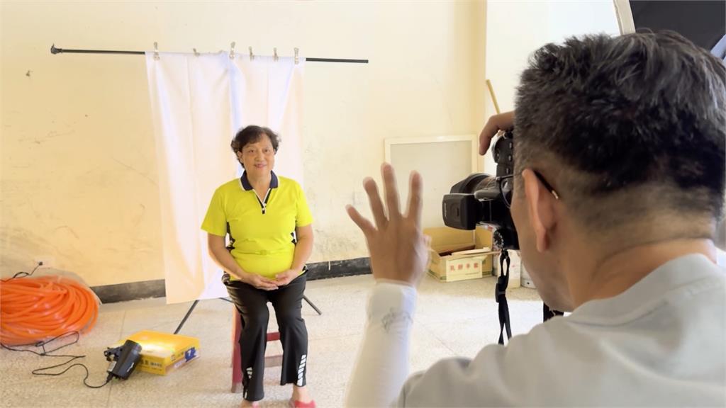 證件全遭洪水沖走!「證件照超人」幫災民拍美照