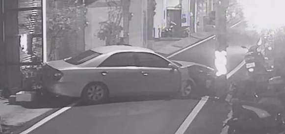 自撞電桿再甩尾撞民宅! 轎車卡巷弄 駕駛棄車落跑