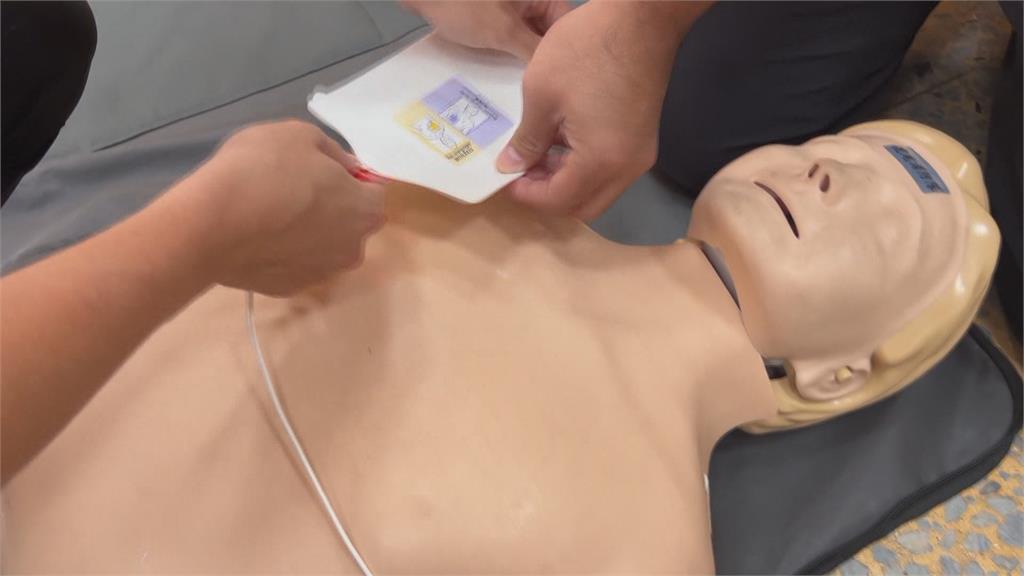 「虎尾科大籃球場」男突倒地OHCA　球友接力CPR恢復自主呼吸