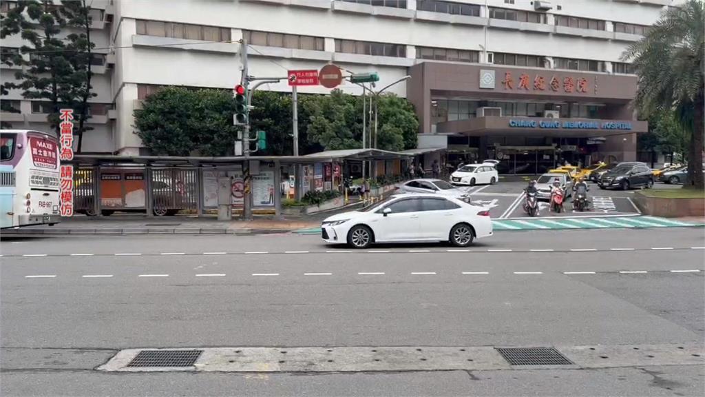 不要命! 男子喝醉"路中攔車" 駕駛猛按喇叭急閃避
