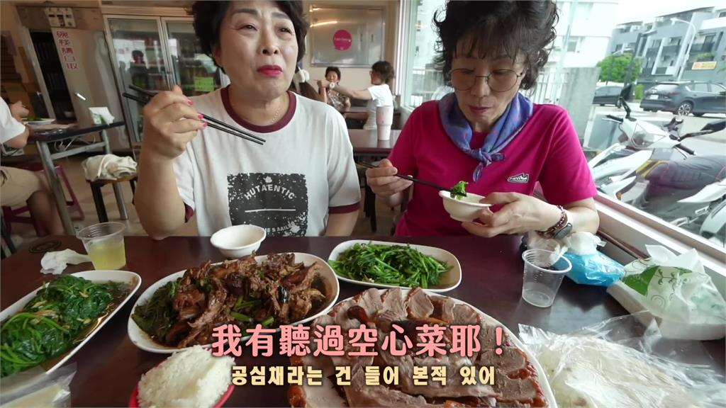 傳統配料不合口味！外國媽媽自創全新烤鴨吃法　笑喊：這是南韓風格