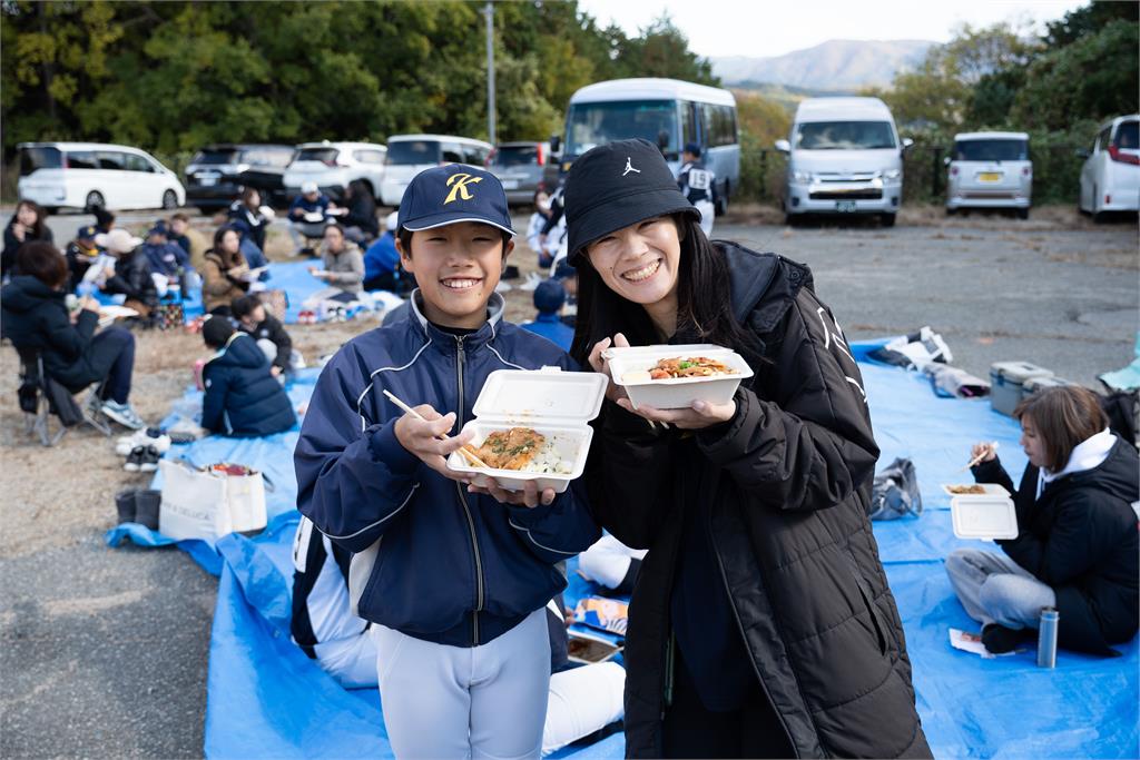 農業部長陳駿季推廣臺灣農產品　贈排骨便當為日本少棒隊選手加油
