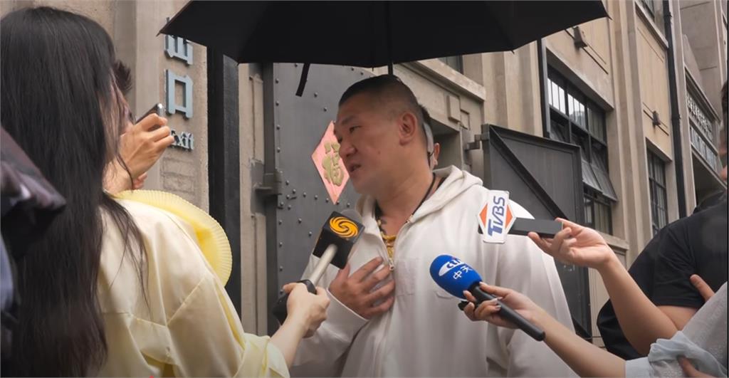 館長參觀抗日紀念館哭了!突高喊「我們是同胞」…哽咽勸:別打自己人
