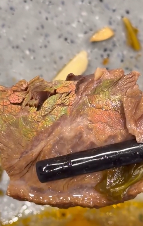 肉片驚見「螢光綠光」掀食安問題?網嚇壞狂問…專家揭密真相:很新鮮