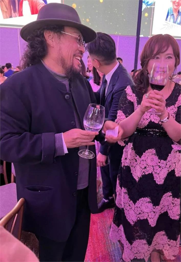 誰家的世紀婚禮?張菲「神隱6年被拍」同場陳美鳳、邱澤嘉賓超狂 誰家的世紀婚禮?張菲「神隱6年現身」同場陳美鳳、邱澤喝喜酒…紅潤面色曝光