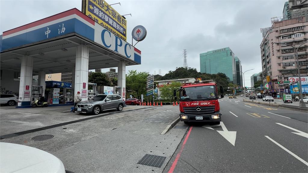 太危險！228開工吉日　店家加油站旁放炮「冒火光竄煙」