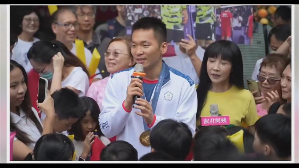 王齊麟返台狂放閃 桃園球場探班女友十元