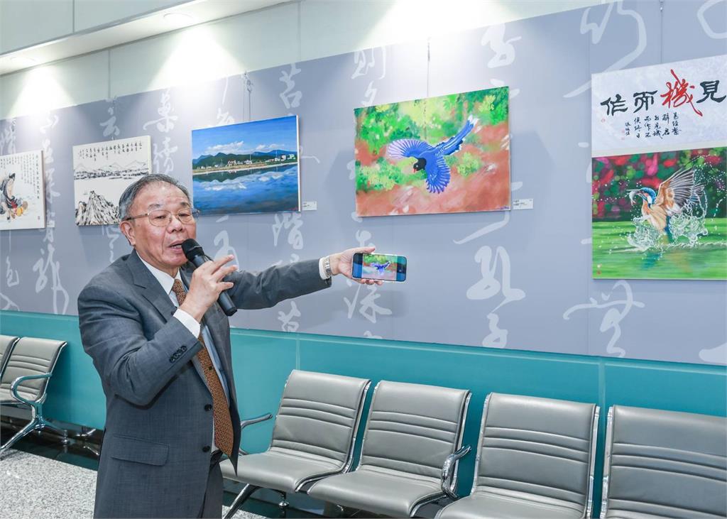 【淡江傳真】傳統書畫融合淡江e筆AI科技 張炳煌桃機二航廈開展