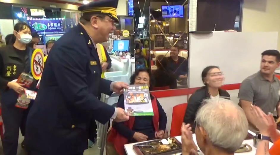 不可以色色...「開燈關燈」辣妹變警察！　警方趣味宣導「假援交詐騙」