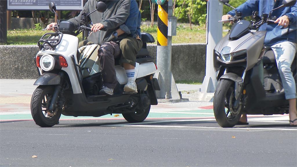 小黃鬼切！　北市路口機車、路人「保齡球式」被掃倒
