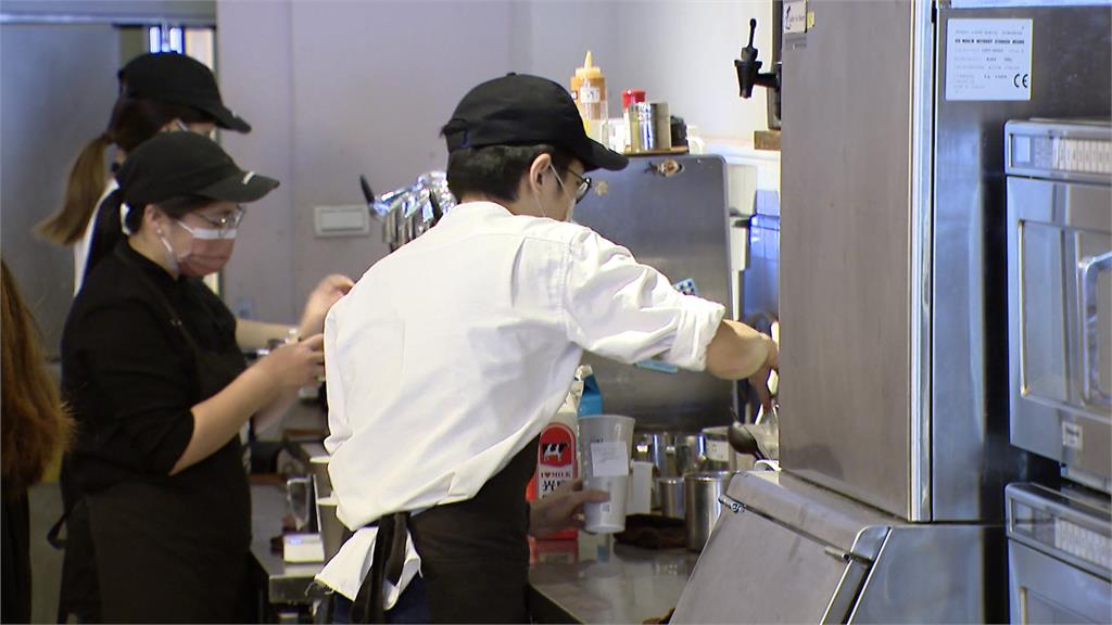 許銘春現身陳美鳳料理節目秀廚藝 籲求職者「3要」、「7不」要牢記