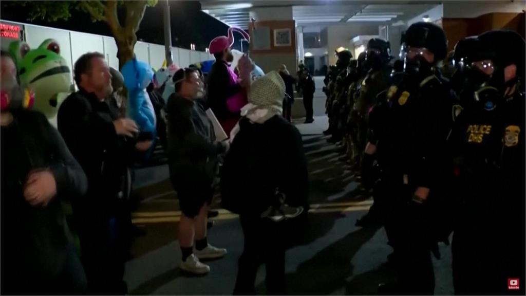 美國波特蘭民眾穿可愛充氣服示威　川普向芝加哥派國民兵被擋