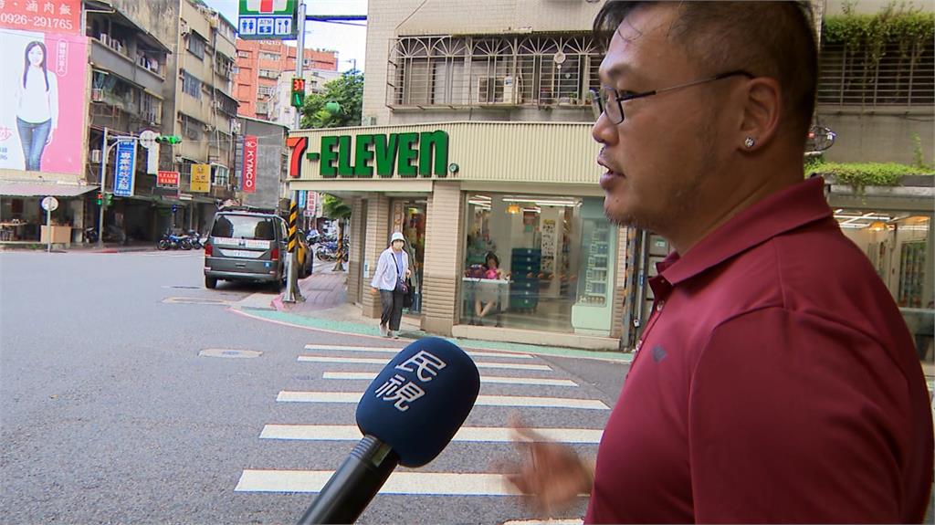 號誌高掛在2樓！　網友：是給長頸鹿看的號誌嗎？