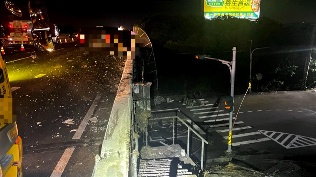 行動炸彈！　車自撞國道護欄　油箱噴飛炸火球