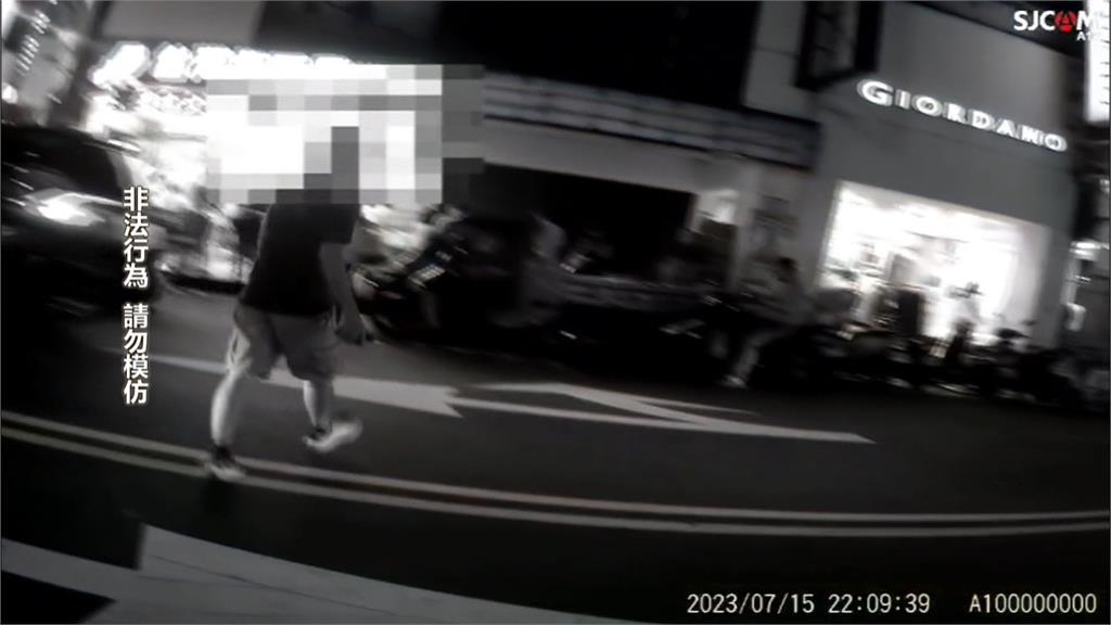 報警檢舉同行卻大暴走！　外送員辱罵警遭壓制　強制送醫
