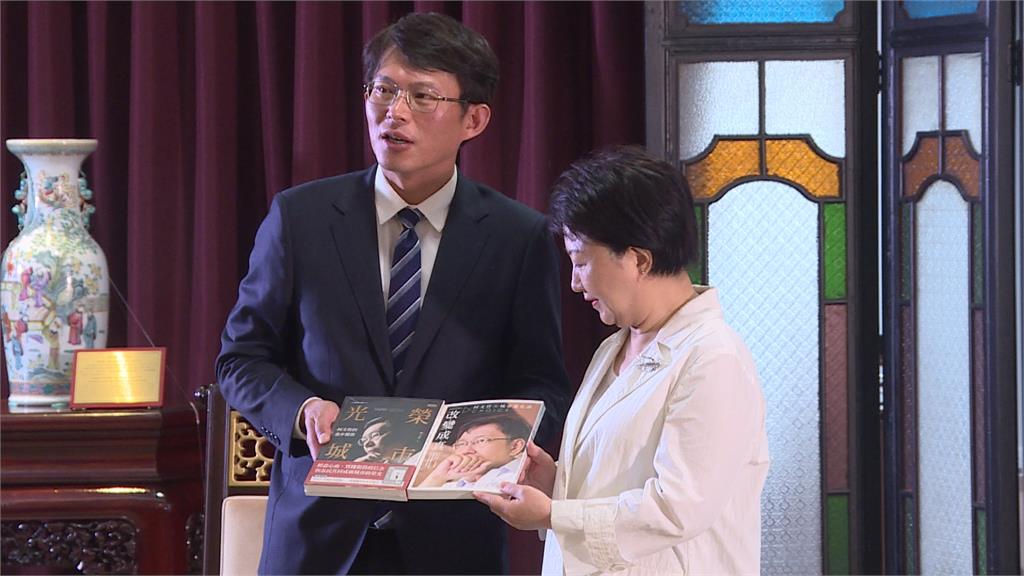 接捧藍白合?黃國昌任主席後首拜訪盧秀燕 綠營批盧爭大位腳步未停