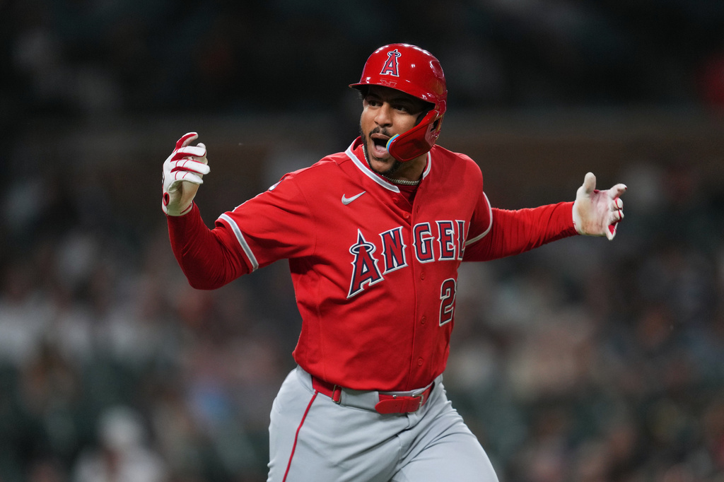 MLB(影)/「Hi Siri」又是天使外野手攔截全壘打!希瑞空中搶案沒收滿貫砲