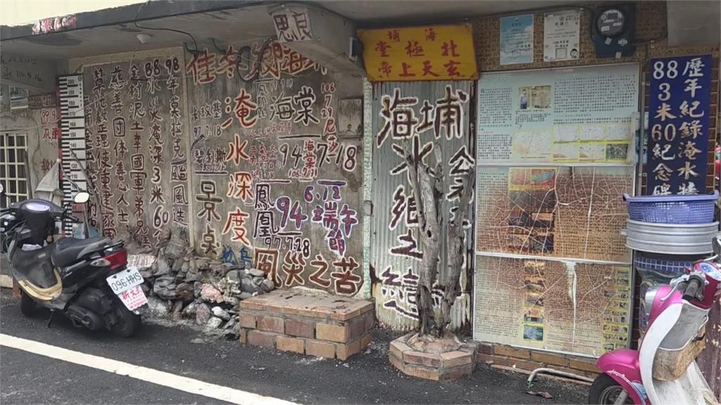屏東佳冬海埔道路淹成河　居民「自備膠筏」上班捕魚