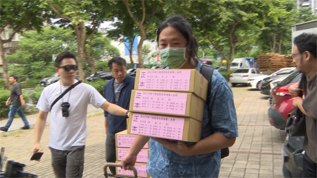 「拔羅波」新北選委會送件2040份 領銜人「這原因」警車護送前往