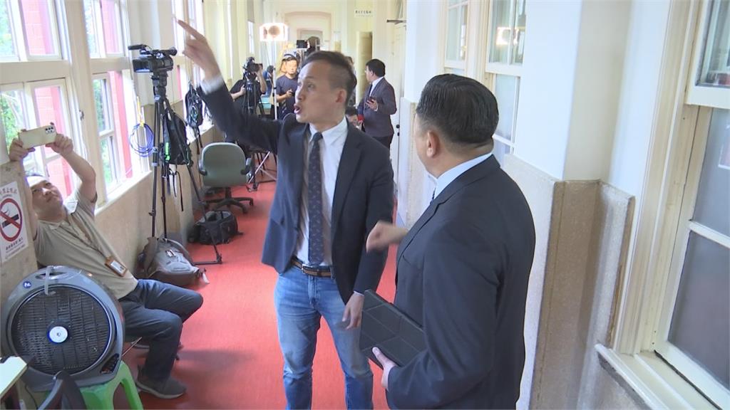 立院走廊狹路相逢爆口角! 葉元之、王定宇貼臉互嗆