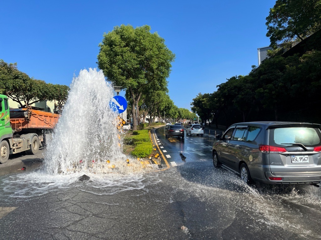 龜山小客車撞斷自來水排氣閥　水溢流整路畫面曝光