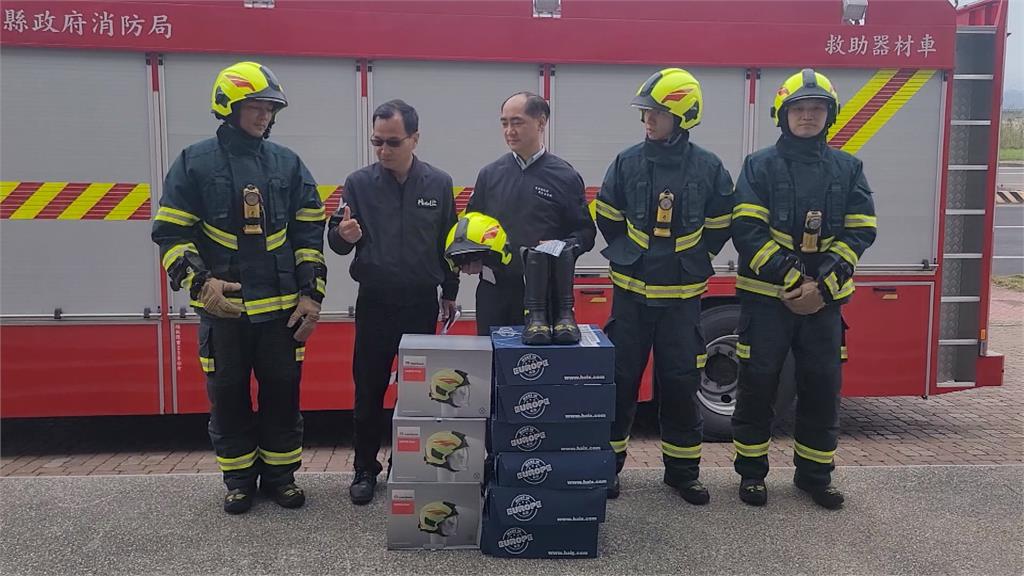 台灣之光潘政琮回饋家鄉　捐16套「黃金戰衣」給消防