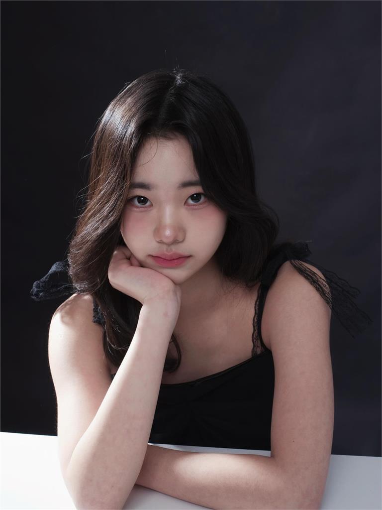 許老三無預警清空IG！獨留「轉大人升級照」美貌翻模二姐眾網看呆